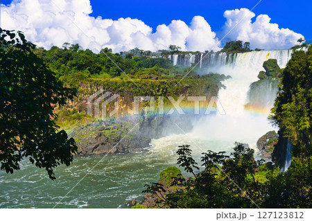 世界遺産・イグアスの滝の絶景と雲合成 127123812