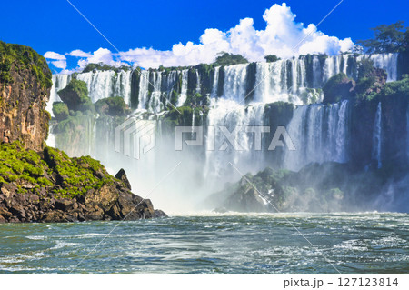 世界遺産・イグアスの滝の絶景と雲合成 世界遺産・イグアスの滝の絶景と雲合成 127123814