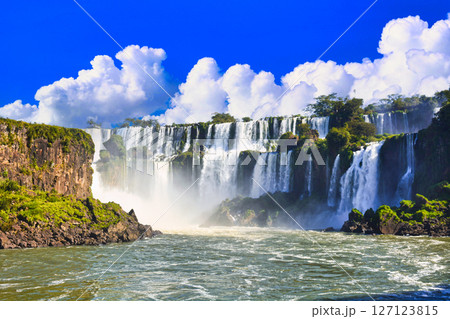 世界遺産・イグアスの滝の絶景と雲合成 世界遺産・イグアスの滝の絶景と雲合成 127123815