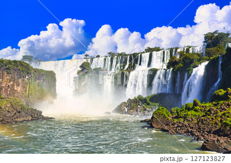 世界遺産・イグアスの滝の絶景と雲合成 127123827
