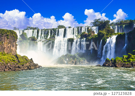 世界遺産・イグアスの滝の絶景と雲合成 127123828