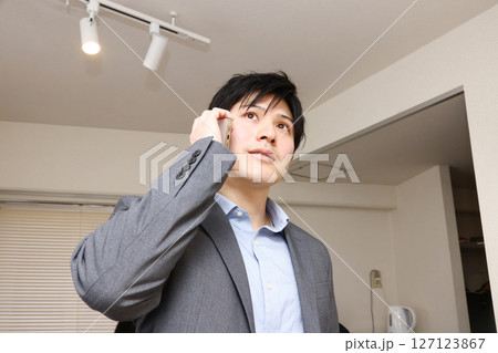 電話をする男性 127123867