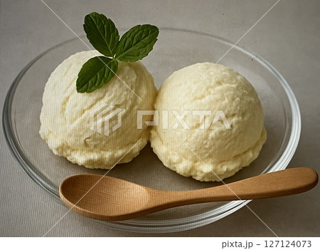 バニラアイス 丸い デザート バニラアイス 丸い デザート 127124073