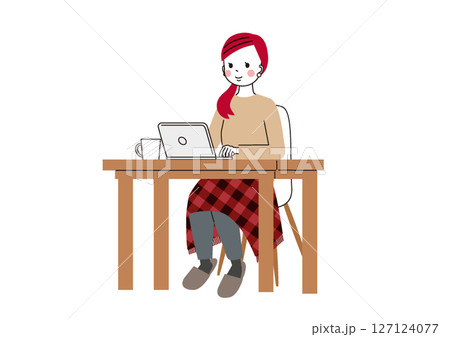 テーブルでパソコン仕事をしている若い女性 127124077