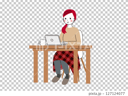 テーブルでパソコン仕事をしている若い女性 127124077