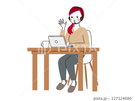 自宅テーブルでヘッドセットをつけてリモートで会話をしている女性 自宅テーブルでヘッドセットをつけてリモートで会話をしている女性 127124080