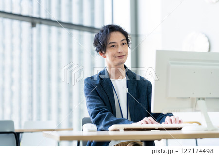 オフィスで働くエンジニア　撮影協力:スカパー東京メディアセンター 127124498