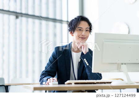 オフィスで働くエンジニア　撮影協力:スカパー東京メディアセンター 127124499