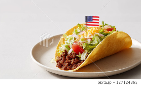 TACO トレード、 タコスの上に刺さったアメリカ国旗のランチ旗 127124865