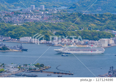(長崎県)佐世保港に入港する豪華客船・DREAM(ドリーム) (長崎県)佐世保港に入港する豪華客船・DREAM(ドリーム) 127124890