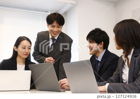 会議するビジネスマン 127124916