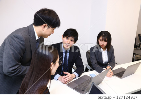 会議するビジネスマン 会議するビジネスマン 127124917