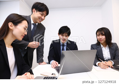 会議するビジネスマン 127124918