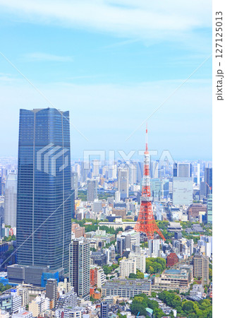 東京都港区、東京タワーと麻布台ヒルズ森JPタワーの風景 東京都港区、東京タワーと麻布台ヒルズ森JPタワーの風景 127125013