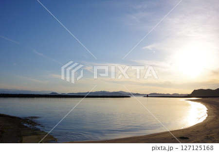 兵庫県南あわじ市 夕陽に照らされた阿万海岸海水浴場、徳島・鳴門方面を望む 兵庫県南あわじ市 夕陽に照らされた阿万海岸海水浴場、徳島・鳴門方面を望む 127125168