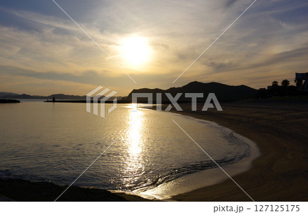 兵庫県南あわじ市 夕陽に照らされた阿万海岸海水浴場 兵庫県南あわじ市 夕陽に照らされた阿万海岸海水浴場 127125175