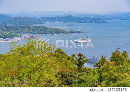 （長崎県）弓張岳展望台から眺める、豪華客船DREAM（ドリーム）の入港 127125178
