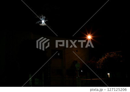 おぼろ月と電灯の光芒3　心象風景 127125206