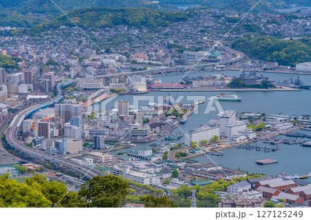 （長崎県）弓張岳展望所から眺める佐世保港 127125249