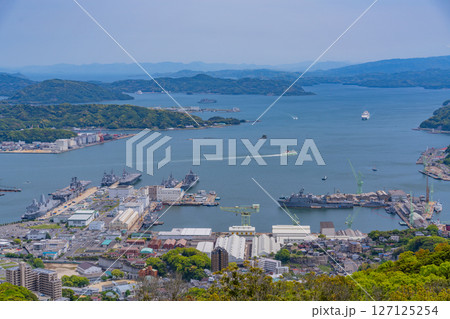 (長崎県)弓張岳展望所から眺める佐世保港 (長崎県)弓張岳展望所から眺める佐世保港 127125254