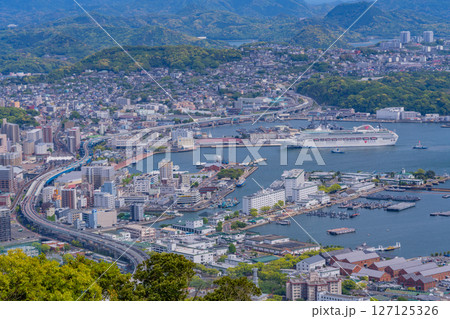 （長崎県）弓張岳展望所から眺める佐世保の街 127125326