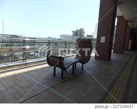 線路の見える曲線のベンチ 127126017
