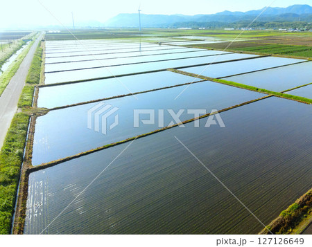 初夏の北海道江差町で田植えを終えた水田の風景を空撮 127126649