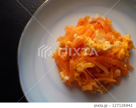 お皿に盛り付けた、にんじんしりしり 127126942