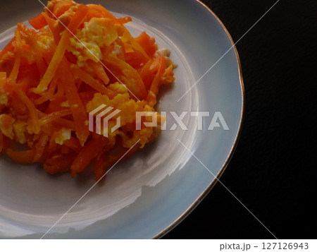 お皿に盛り付けた、にんじんしりしり お皿に盛り付けた、にんじんしりしり 127126943