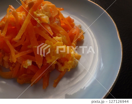 お皿に盛り付けた、にんじんしりしり お皿に盛り付けた、にんじんしりしり 127126944