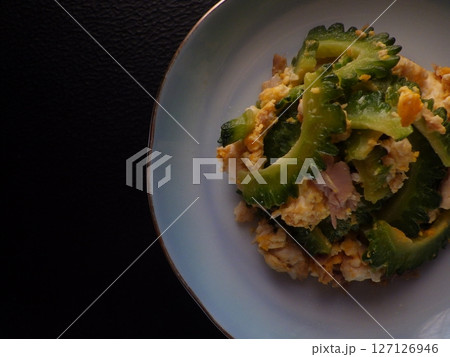 お皿に盛り付けたゴーヤーチャンプルー お皿に盛り付けたゴーヤーチャンプルー 127126946