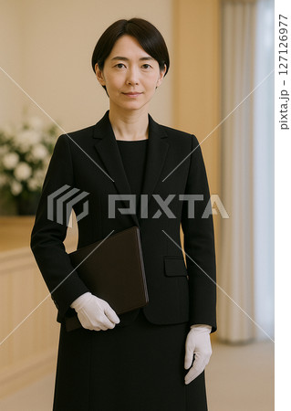 丁寧な接客をする葬儀スタッフの女性 丁寧な接客をする葬儀スタッフの女性 127126977