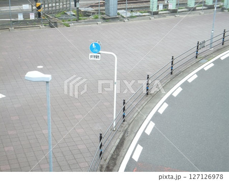 相模大野駅前の歩道と一車線 相模大野駅前の歩道と一車線 127126978