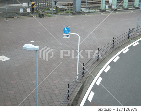 相模大野駅前の歩道と一車線 相模大野駅前の歩道と一車線 127126979