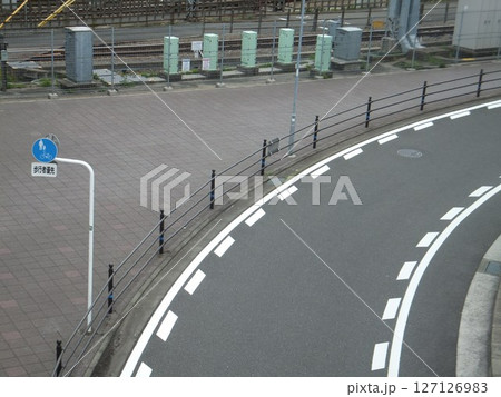 相模大野駅前の歩道と一車線 127126983