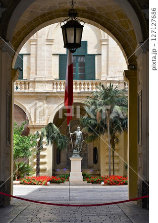 マルタ共和国、マルタ島、バレッタ、騎士団長の宮殿、ネプチューンの中庭 マルタ共和国、マルタ島、バレッタ、騎士団長の宮殿、ネプチューンの中庭 127127686
