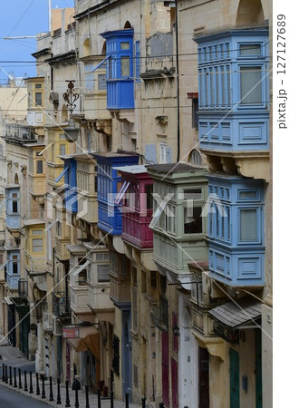 マルタ共和国、マルタ島、バレッタの街並、リパブリック通り、出窓、坂道 マルタ共和国、マルタ島、バレッタの街並、リパブリック通り、出窓、坂道 127127689
