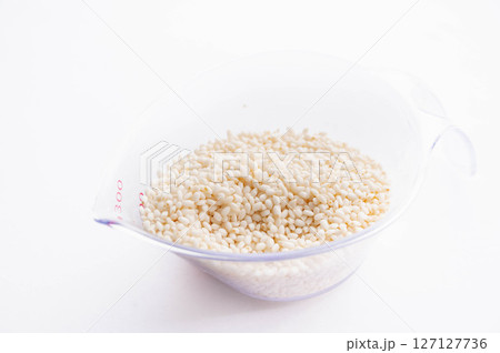 計量カップに入った餅米 127127736