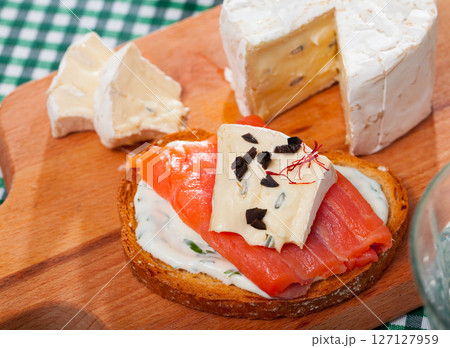 Bruschetta with salmon and cambozola 127127959