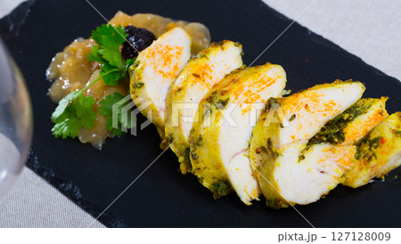 Turkey breast with caramelized onion 127128009