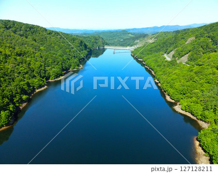 初夏の北海道厚沢部町で鶉ダムの風景を空撮 127128211