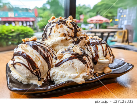 カフェの山盛りのフローズンヨーグルトのイメージ素材　チョコレートシロップ 127128332