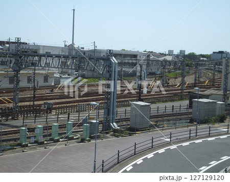 相模大野駅前の歩道と線路 相模大野駅前の歩道と線路 127129120