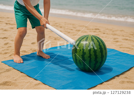 海辺でやるスイカ割り 海辺でやるスイカ割り 127129238