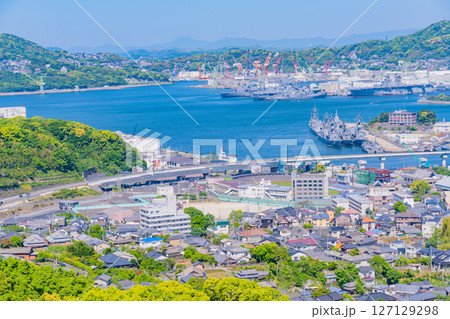 （長崎県）佐世保港と街並み 127129298