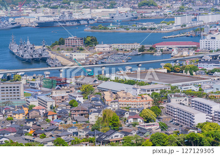 （長崎県）佐世保港と街並み 127129305