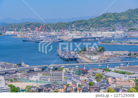 （長崎県）佐世保港と街並み 127129308