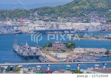 （長崎県）佐世保港と街並み 127129309