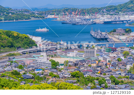 （長崎県）佐世保港と街並み 127129310