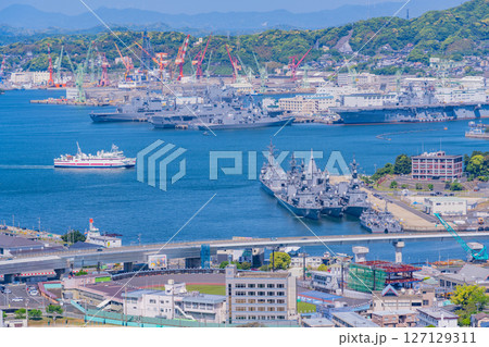 (長崎県)佐世保港と街並み (長崎県)佐世保港と街並み 127129311